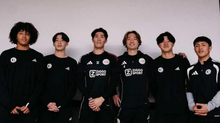 如意体育-多名日本U17国脚试训阿贾克斯青年队,并与富安健洋、板仓滉合影